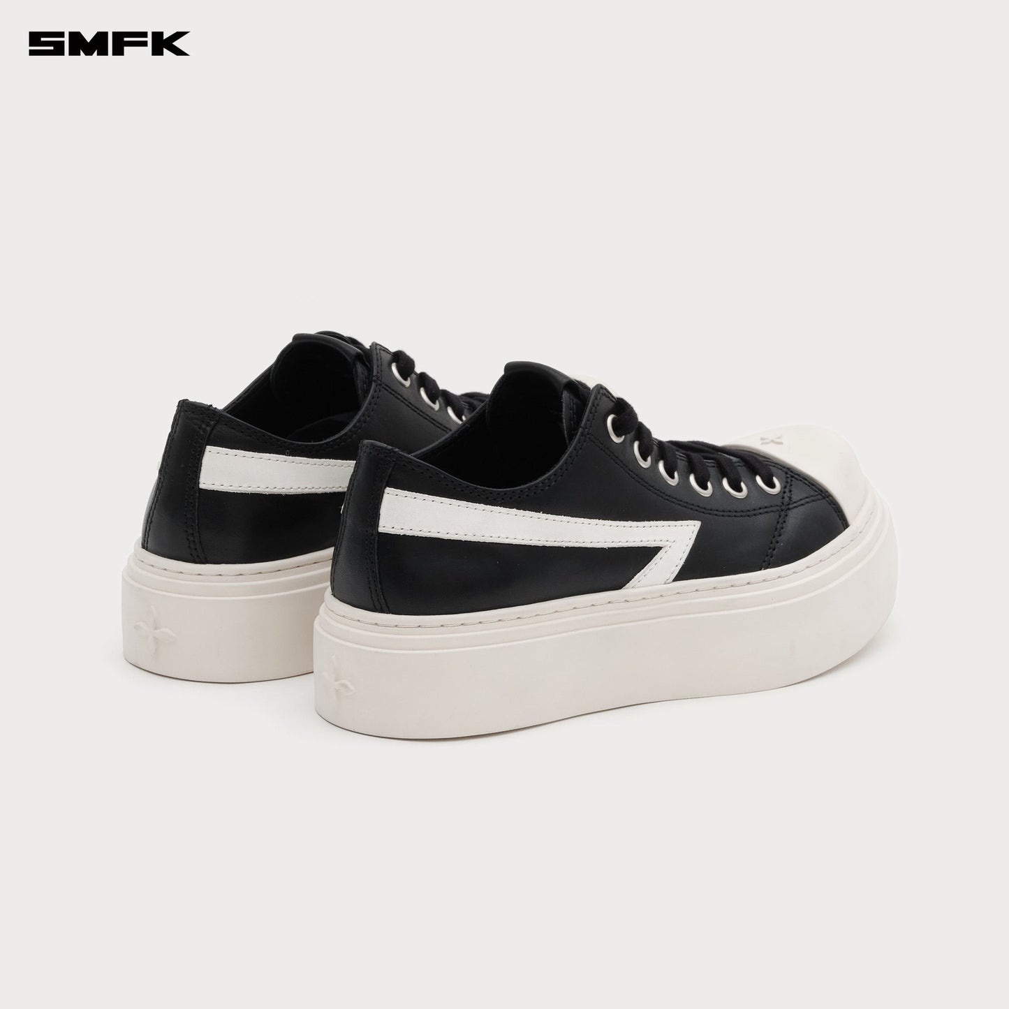 COMPASS METEOR ROVE LOW-TOP SNEAKER BLACK AND WHITE