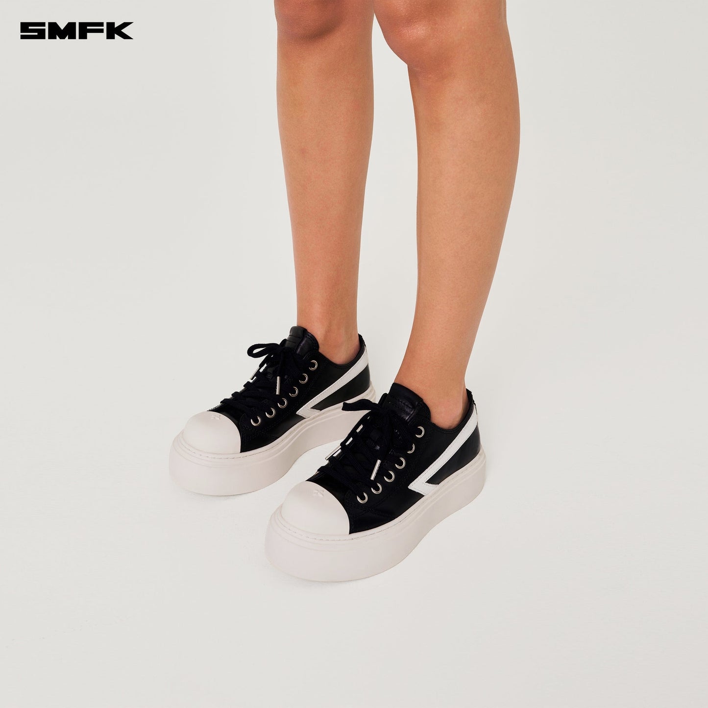 COMPASS METEOR ROVE LOW-TOP SNEAKER BLACK AND WHITE
