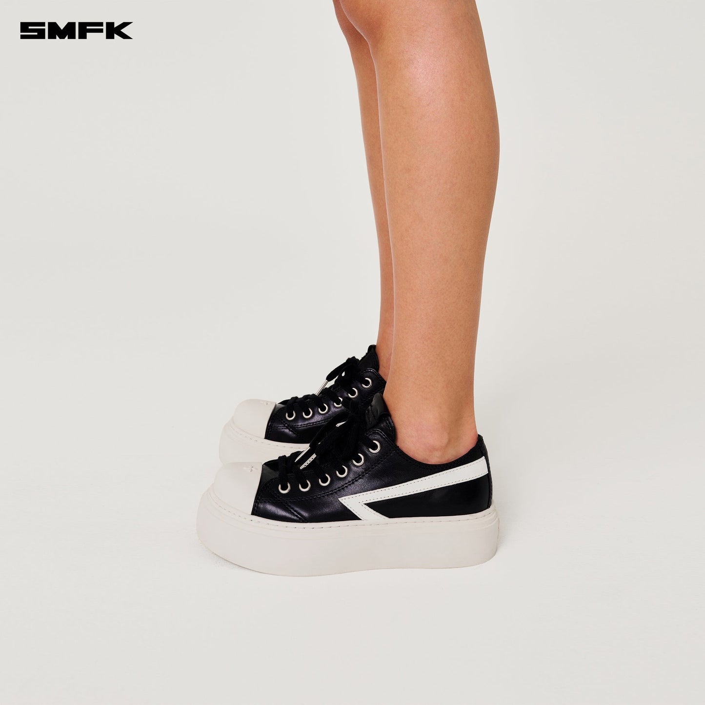 COMPASS METEOR ROVE LOW-TOP SNEAKER BLACK AND WHITE