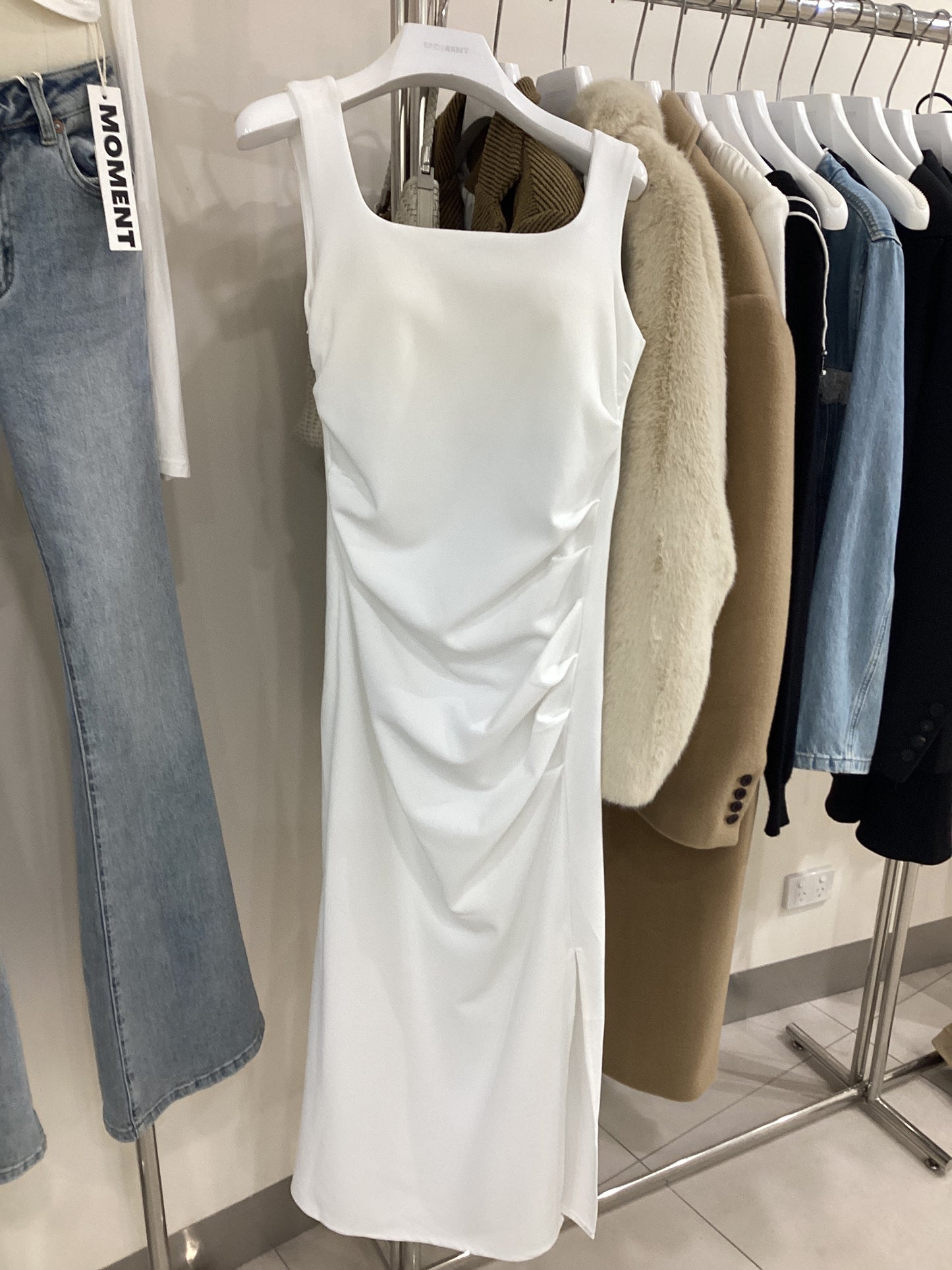 褶皱吊带连衣裙带胸垫