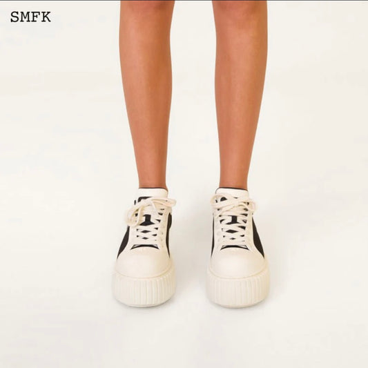 SMFK COMPASS HUG SKATER SHOES BLACK AND WHITE