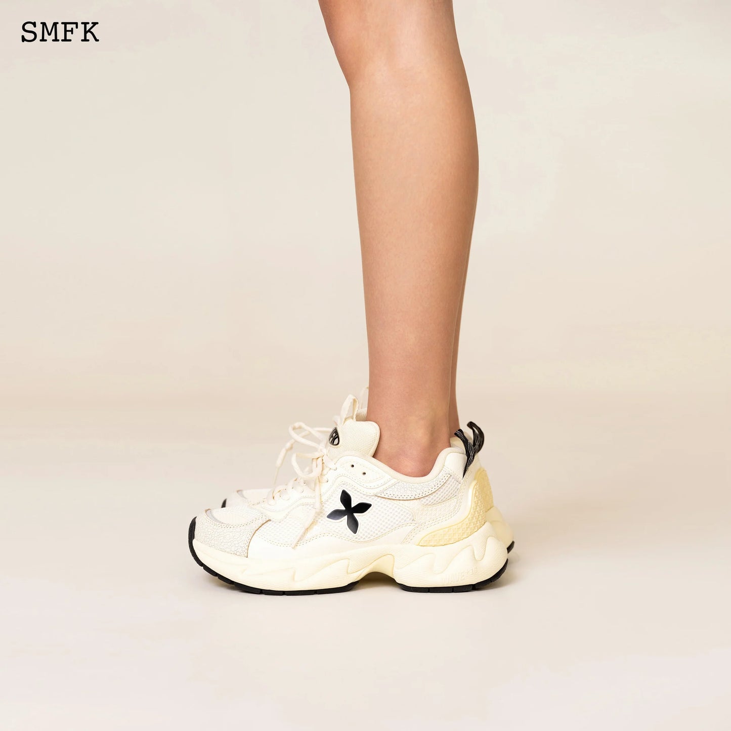 Compass Wave Retro Jogging Shoes In White