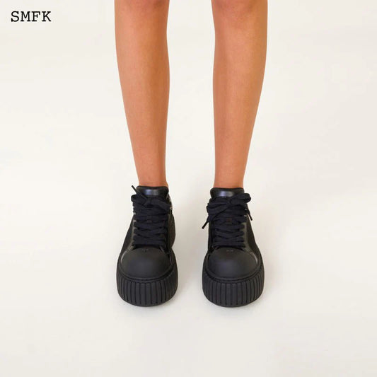 SMFK COMPASS HUG SKATER SHOES IN BLACK