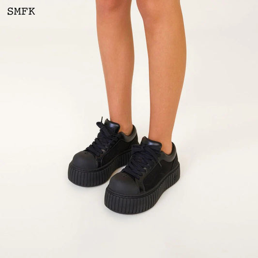 SMFK COMPASS HUG SKATER SHOES IN BLACK