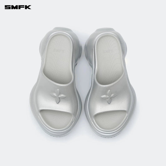 COMPASS WAVE HIGH-HEEL BUMPER SANDALS IN SILVER