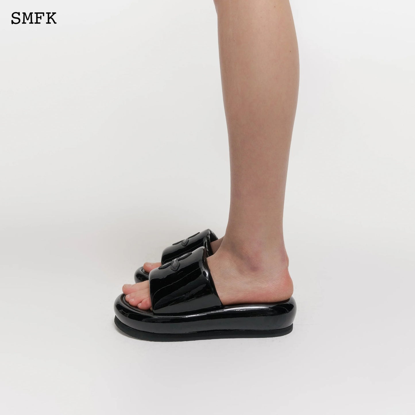 Compass Black Balloon Slippers